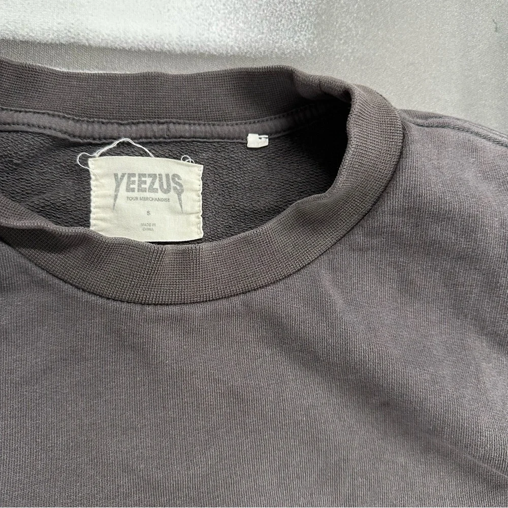 Yeezys black on black sz small tour crewneck sweatshirt  A16